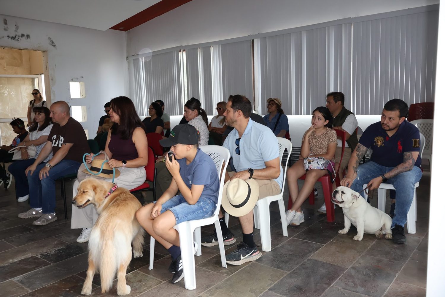 Asistentes con sus perros durante la charla