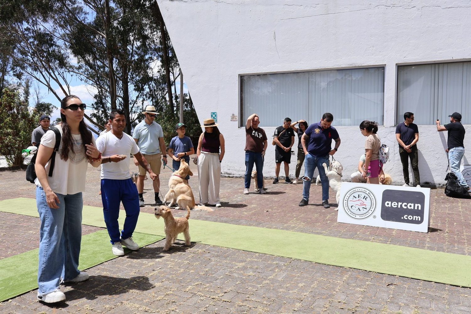 Instructor con un perro en brazos