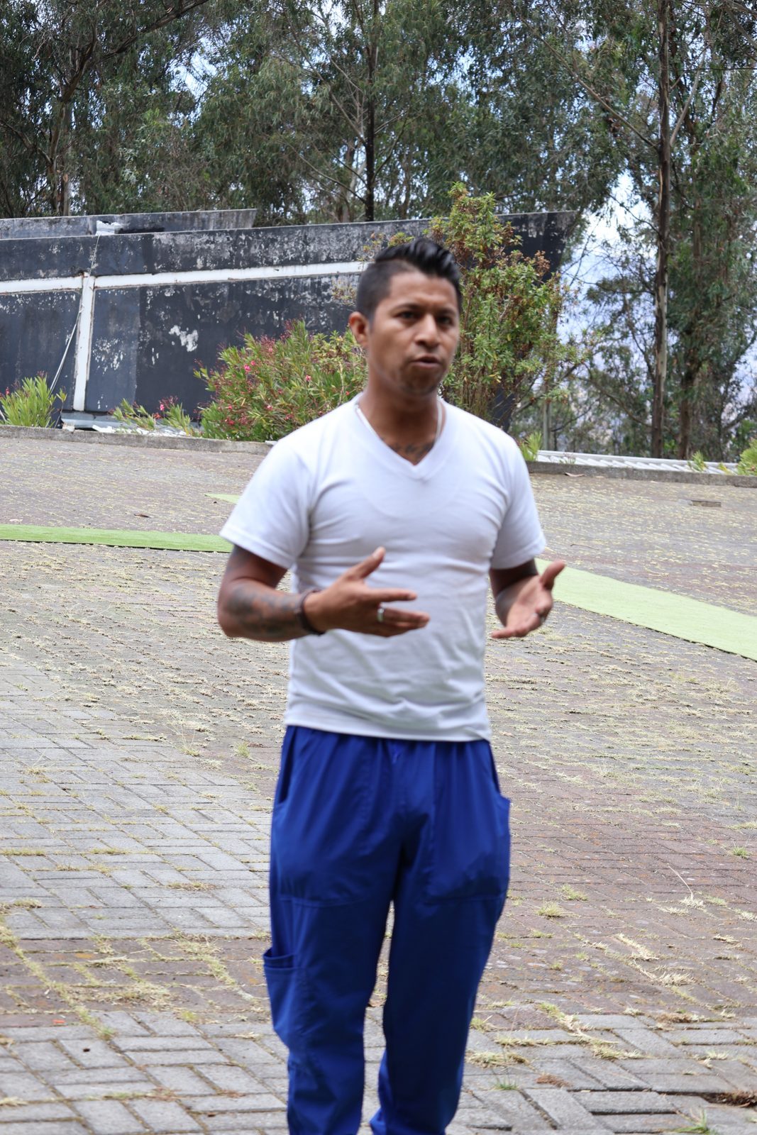 Santiago Chuquín explicando al aire libre