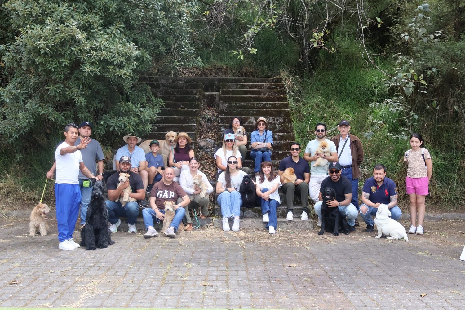 Foto grupal de todos los participantes con sus perros